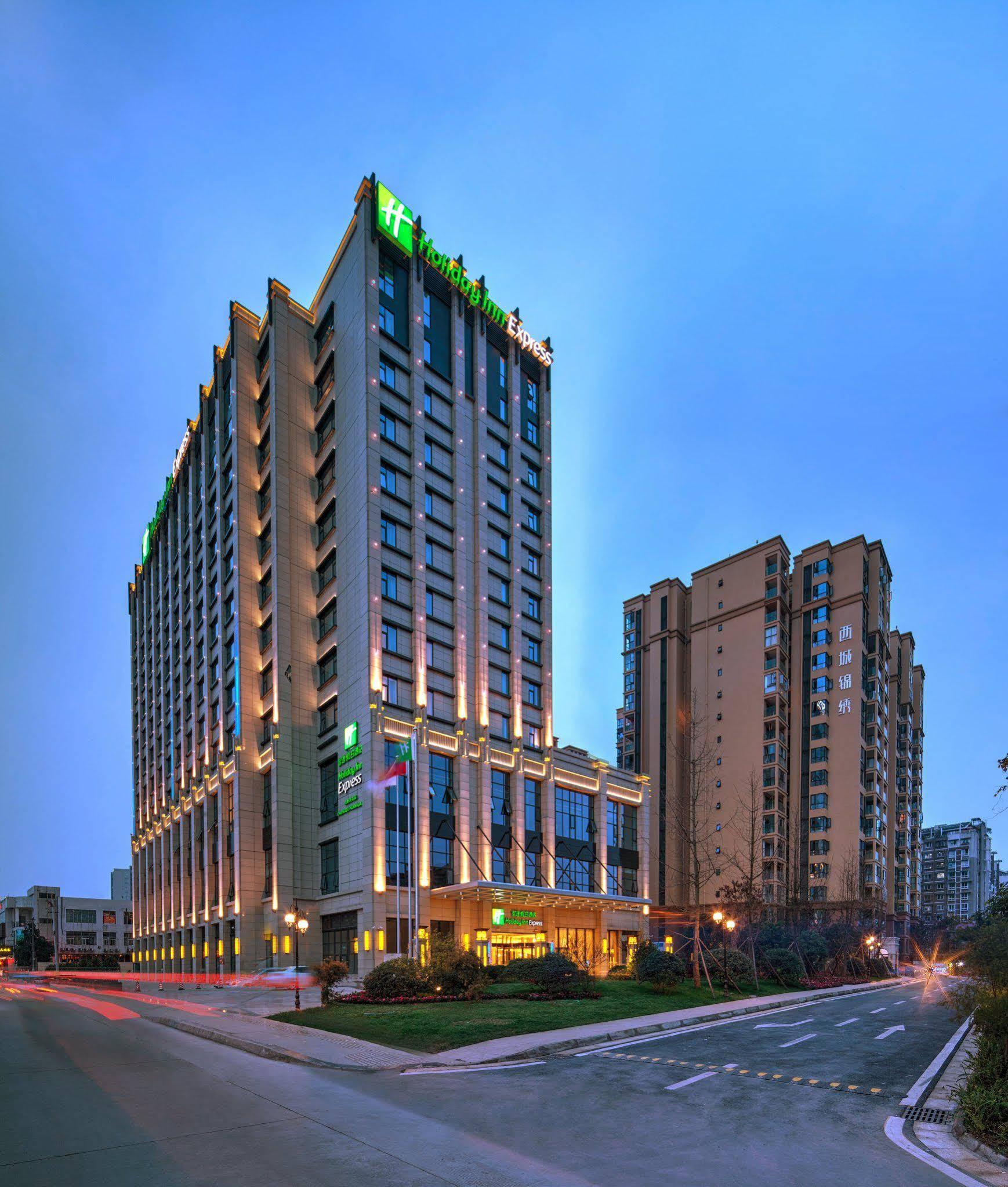 Holiday Inn Express Chengdu Huanhuaxi By Ihg-Near Jinsha Site Musem,Near Wuhou Temple Museum,Welcome Drinks,Free Gym,Free Self-Service Laundry Exteriör bild